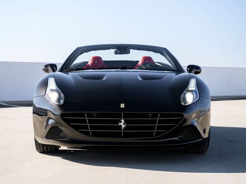 Used 2017 Ferrari California T image 3