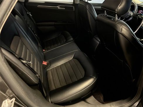 Used 2017 Ford Fusion SE image 12