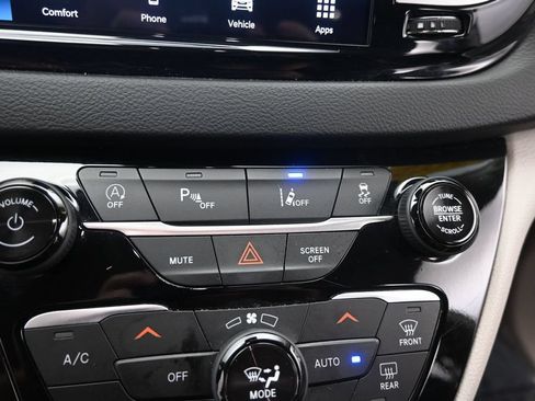 Used 2024 Chrysler Pacifica Touring-L FWD image 27