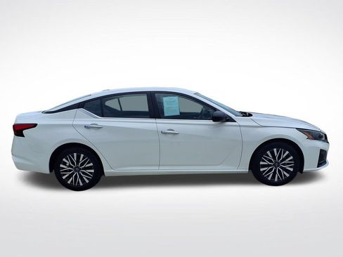 Used 2025 Nissan Altima 2.5 SV FWD image 9