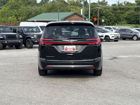 Used 2023 Chrysler Pacifica Touring-L FWD image 6