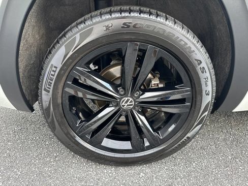 Used 2023 Volkswagen Atlas SEL R-Line AWD/4WD image 9