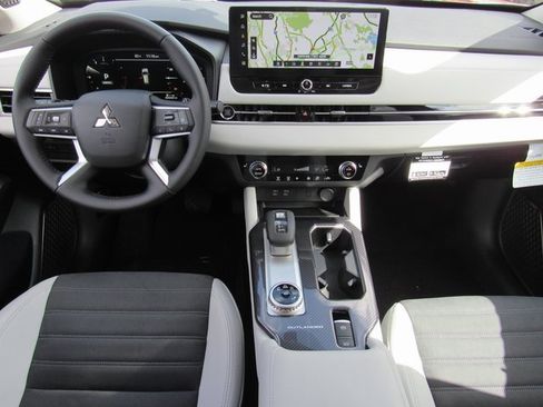 New 2025 Mitsubishi Outlander SE image 10