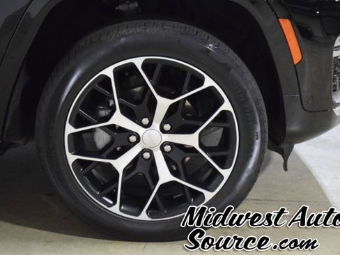 Used 2024 Jeep Grand Cherokee Summit image 11