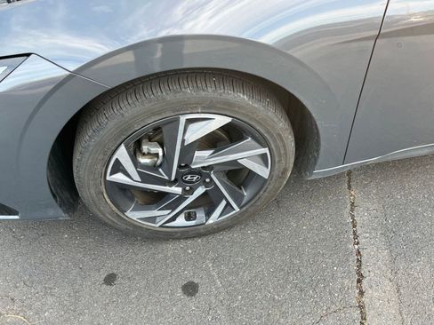 Used 2025 Hyundai Elantra SEL image 28