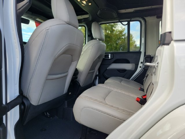 Used 2022 Jeep Wrangler Unlimited Sahara AWD/4WD image 22