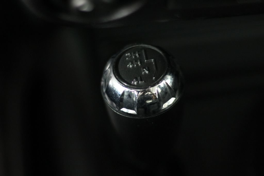 Used 2018 Jeep Wrangler Unlimited Sahara AWD/4WD image 31
