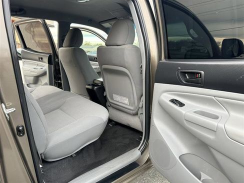 Used 2015 Toyota Tacoma DOUBLE CAB 4WD w/ SR5 Package image 16