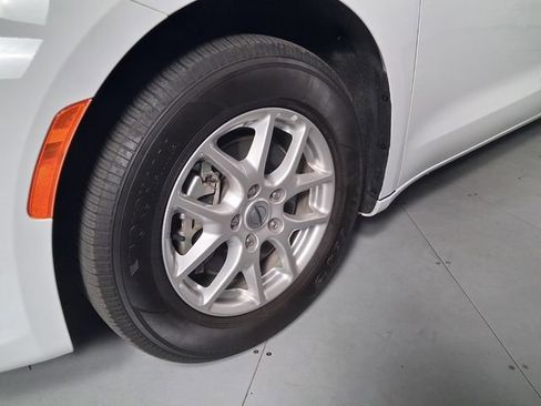 Used 2024 Chrysler Pacifica Touring-L FWD image 9