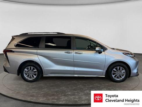 Used 2023 Toyota Sienna XLE w/ XLE Plus Package AWD/4WD image 4