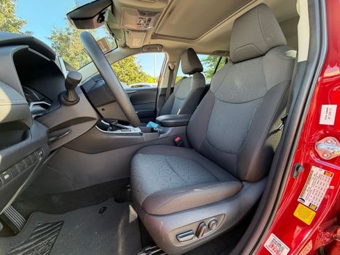 Used 2025 Toyota RAV4 XLE w/ Convenience Package image 5