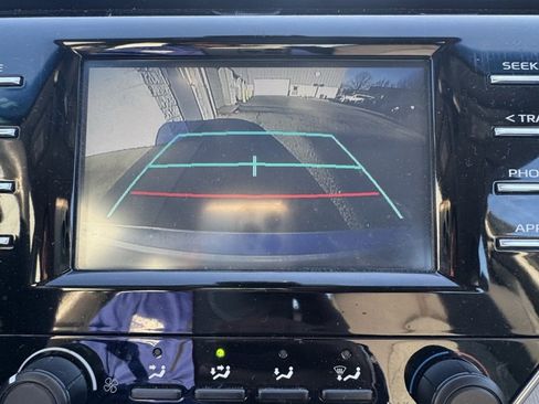 Used 2018 Toyota Camry LE image 18