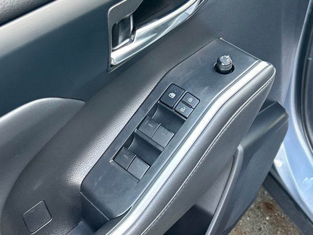 Used 2022 Toyota Highlander XLE AWD/4WD image 25