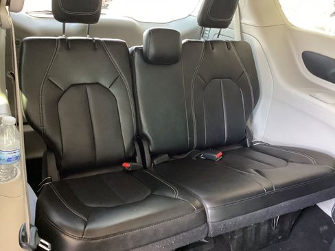 Used 2024 Chrysler Pacifica Select image 21