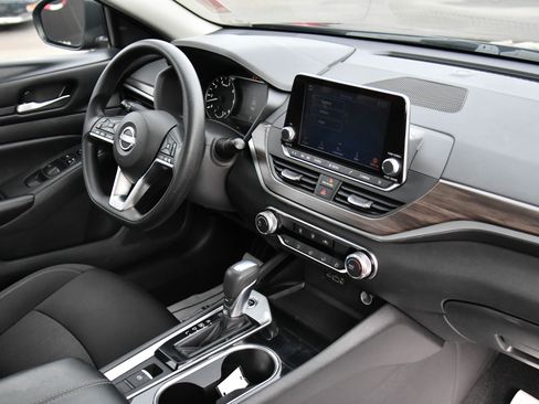 Used 2024 Nissan Altima 2.5 SV image 40