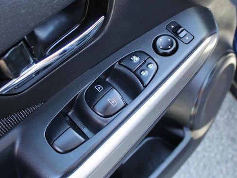 Used 2018 Nissan Kicks SV image 12