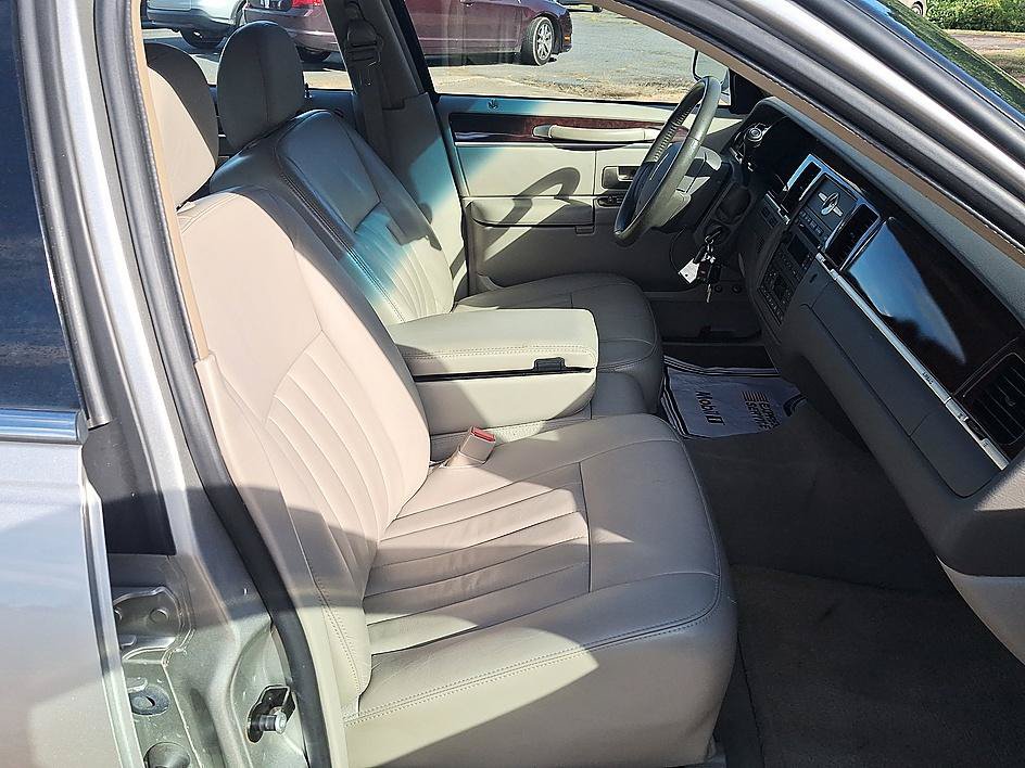 Used 2007 Lincoln Town Car Signature RWD image 19