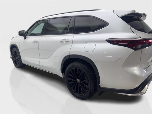 Used 2024 Toyota Highlander FWD image 14