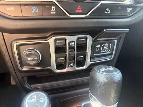 Used 2025 Jeep Wrangler Unlimited Sahara AWD/4WD image 29