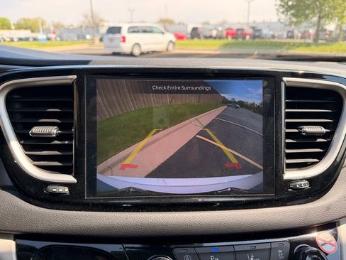 Used 2024 Chrysler Pacifica Touring-L FWD image 21