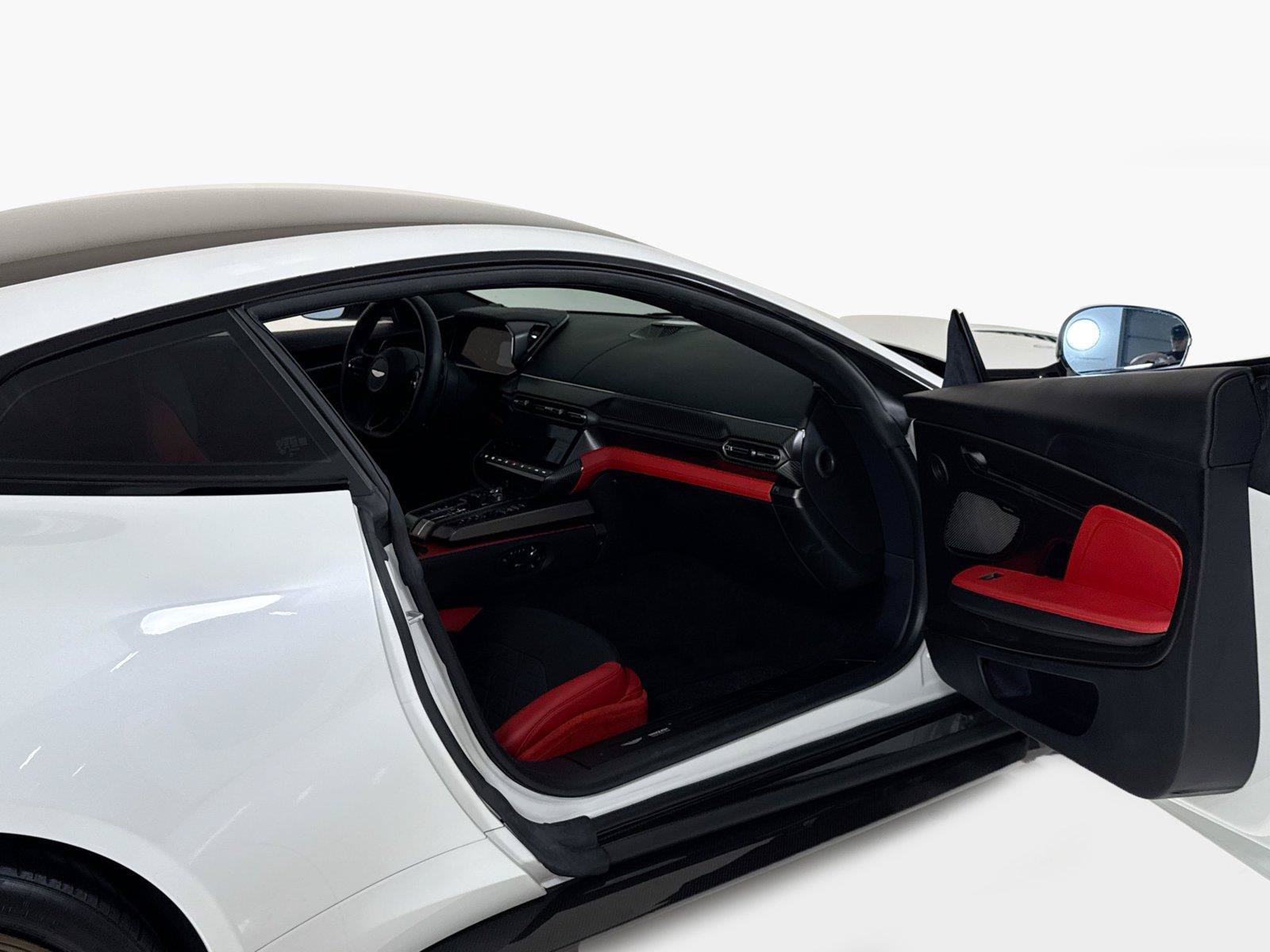 Used 2025 Aston Martin Vanquish RWD image 28