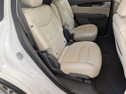 Used 2025 Cadillac XT6 Premium Luxury image 19