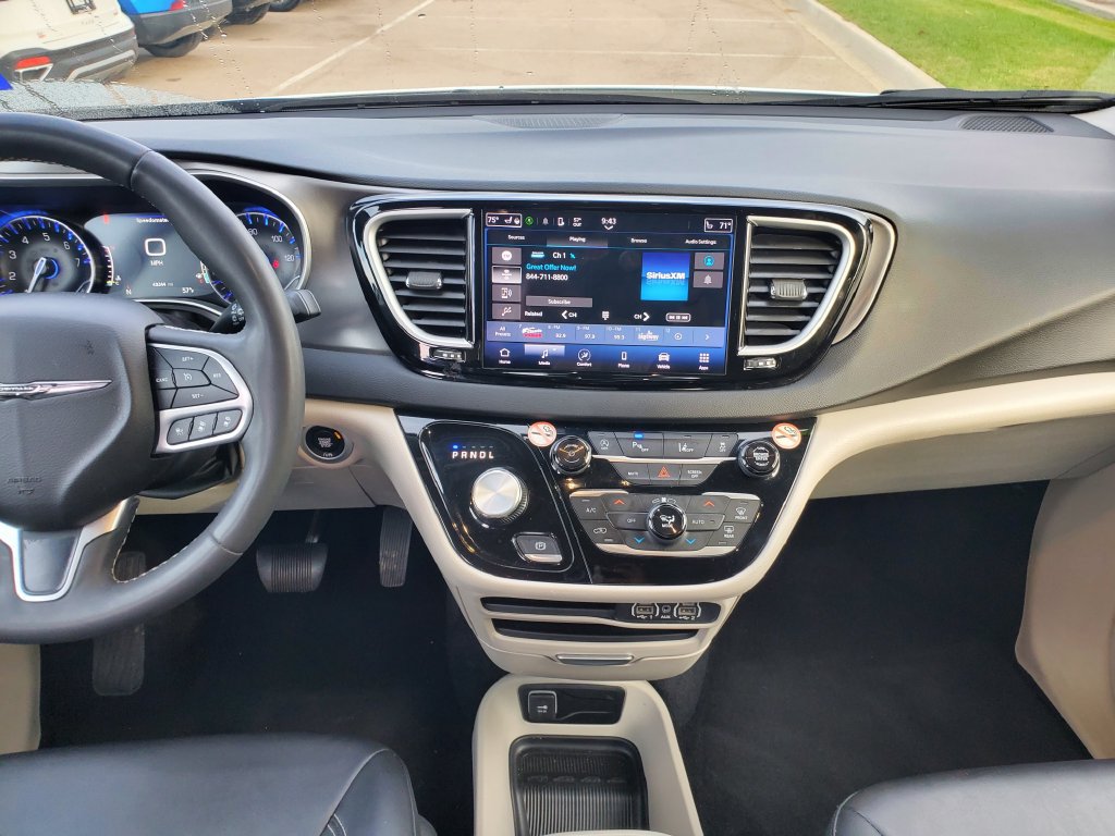 Used 2024 Chrysler Pacifica Touring-L FWD image 17
