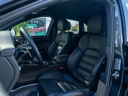 Certified 2025 Porsche Macan image 5