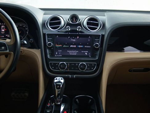 Used 2017 Bentley Bentayga AWD/4WD image 33