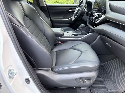 Used 2023 Toyota Highlander XLE FWD image 13