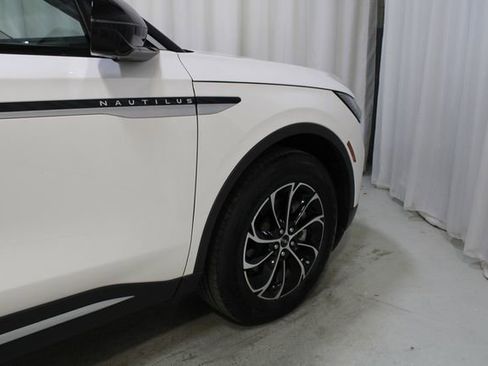 Used 2024 Lincoln Nautilus Premier AWD/4WD image 27