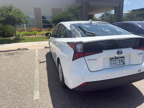 Used 2021 Toyota Prius LE FWD image 2
