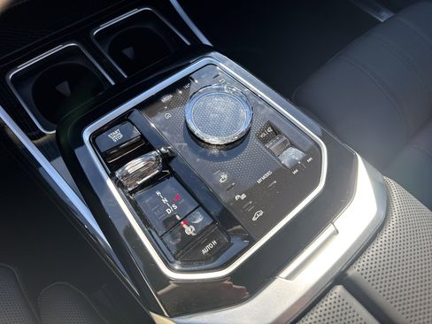 New 2026 BMW 750e xDrive w/ Executive Package image 17