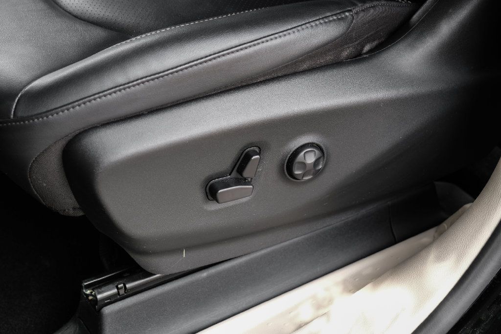 Used 2024 Chrysler Pacifica Touring-L FWD image 46