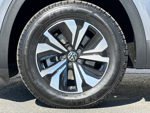 Used 2024 Volkswagen Atlas Cross Sport SE image 25