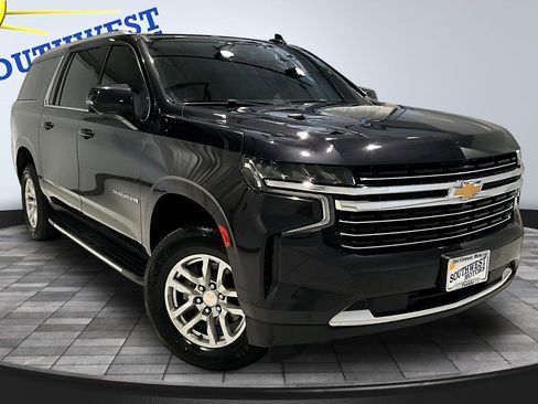 Used 2024 Chevrolet Suburban LT w/ Luxury Package AWD/4WD image 3