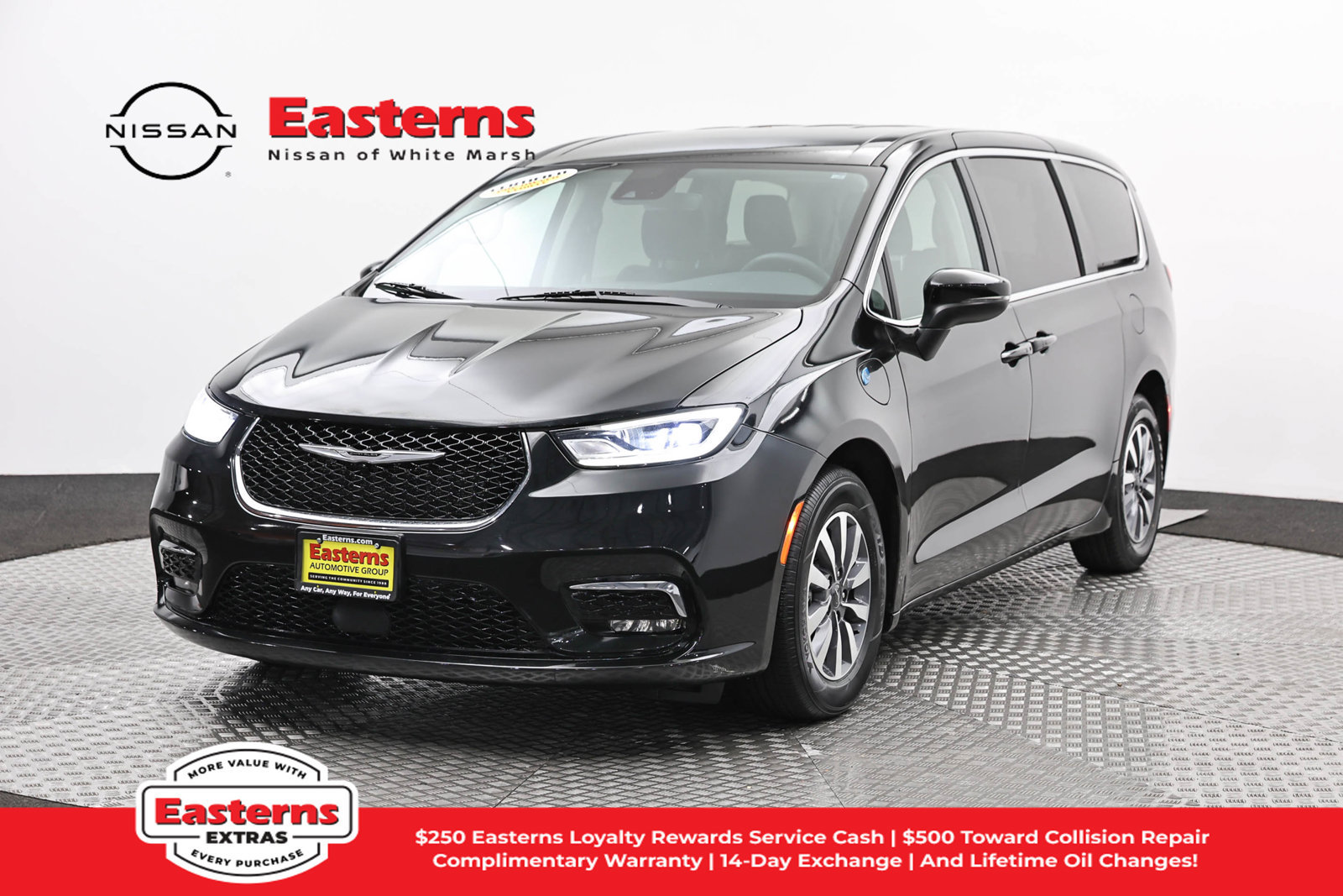 Used 2023 Chrysler Pacifica Touring-L FWD image 1