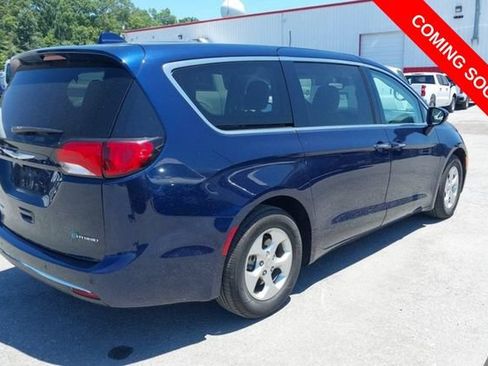 Used 2018 Chrysler Pacifica Touring Plus FWD image 4