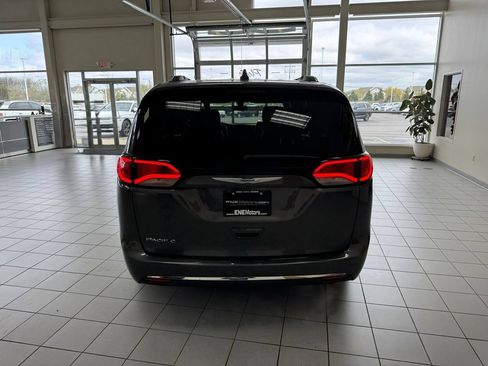 Used 2018 Chrysler Pacifica Touring-L FWD image 57