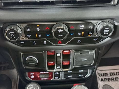 Used 2024 Jeep Wrangler Unlimited Rubicon w/ Convenience Group AWD/4WD image 15