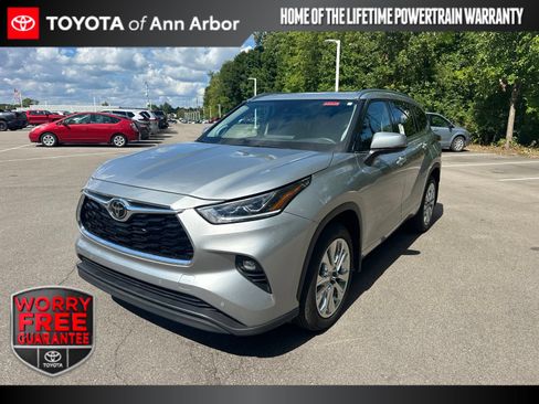 Used 2025 Toyota Highlander Limited AWD/4WD image 1