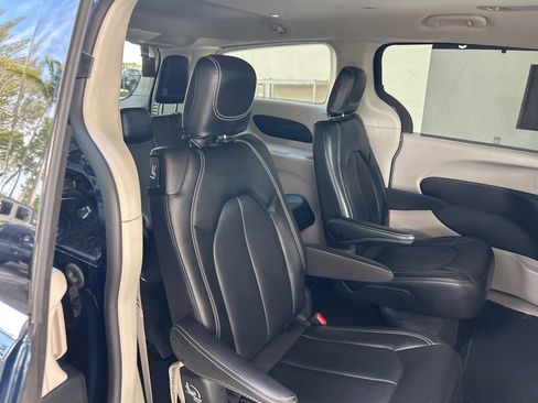 Used 2024 Chrysler Pacifica Touring-L FWD image 28