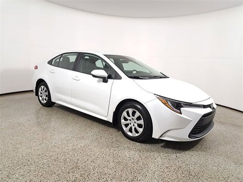 Used 2025 Toyota Corolla LE image 4