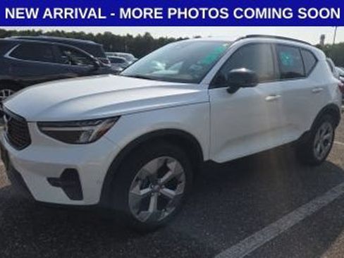 Used 2023 Volvo XC40 B5 Plus w/ Driver Assist Package AWD/4WD image 1
