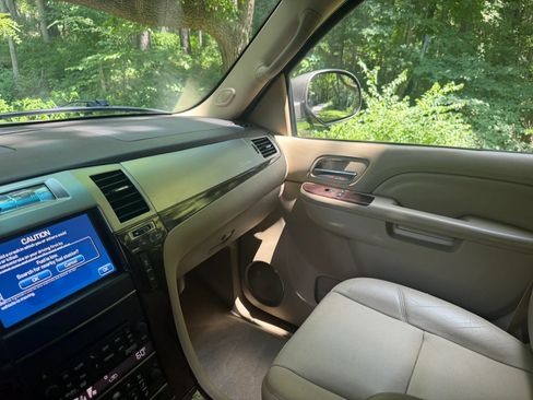 Used 2014 Cadillac Escalade ESV Premium AWD/4WD image 21