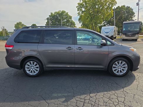 Used 2011 Toyota Sienna LE image 21
