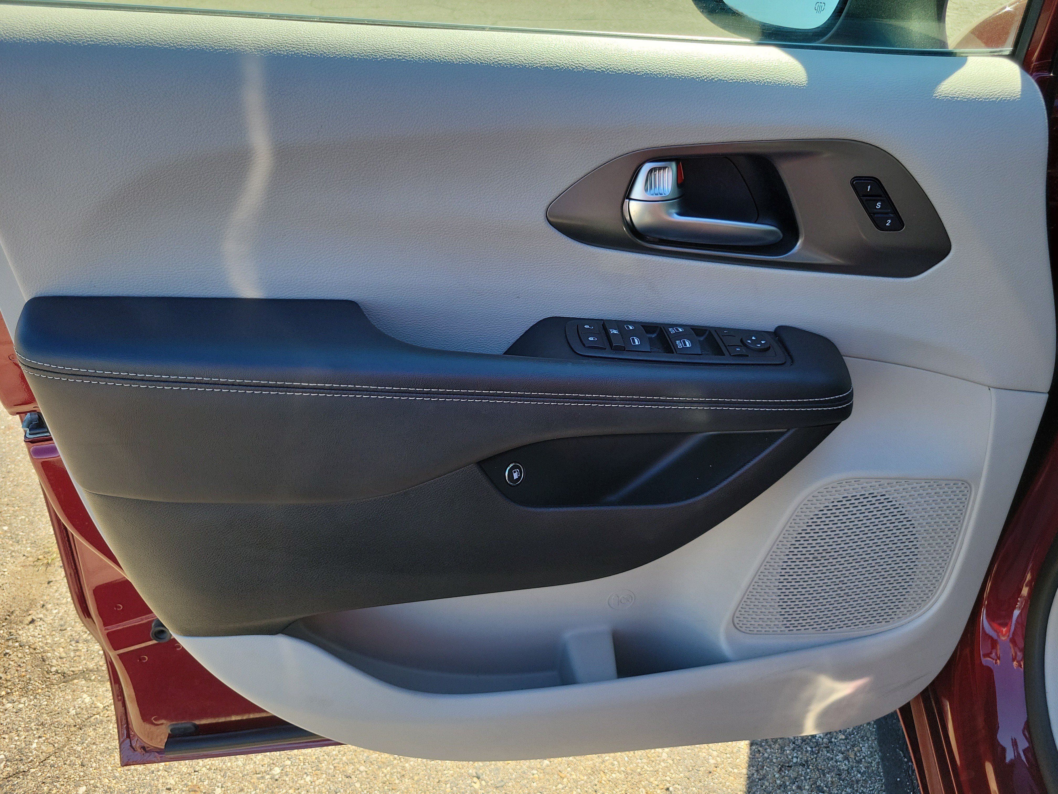 Used 2023 Chrysler Pacifica Touring-L FWD image 6