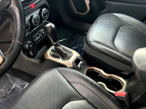 Used 2016 Jeep Renegade Limited image 16