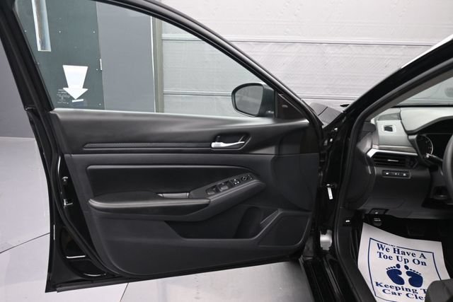 Used 2025 Nissan Altima 2.5 SV FWD image 9