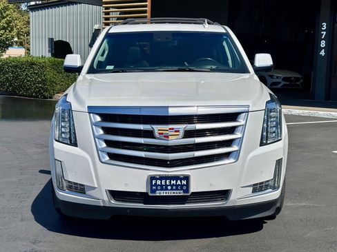 Used 2019 Cadillac Escalade Luxury AWD/4WD image 3